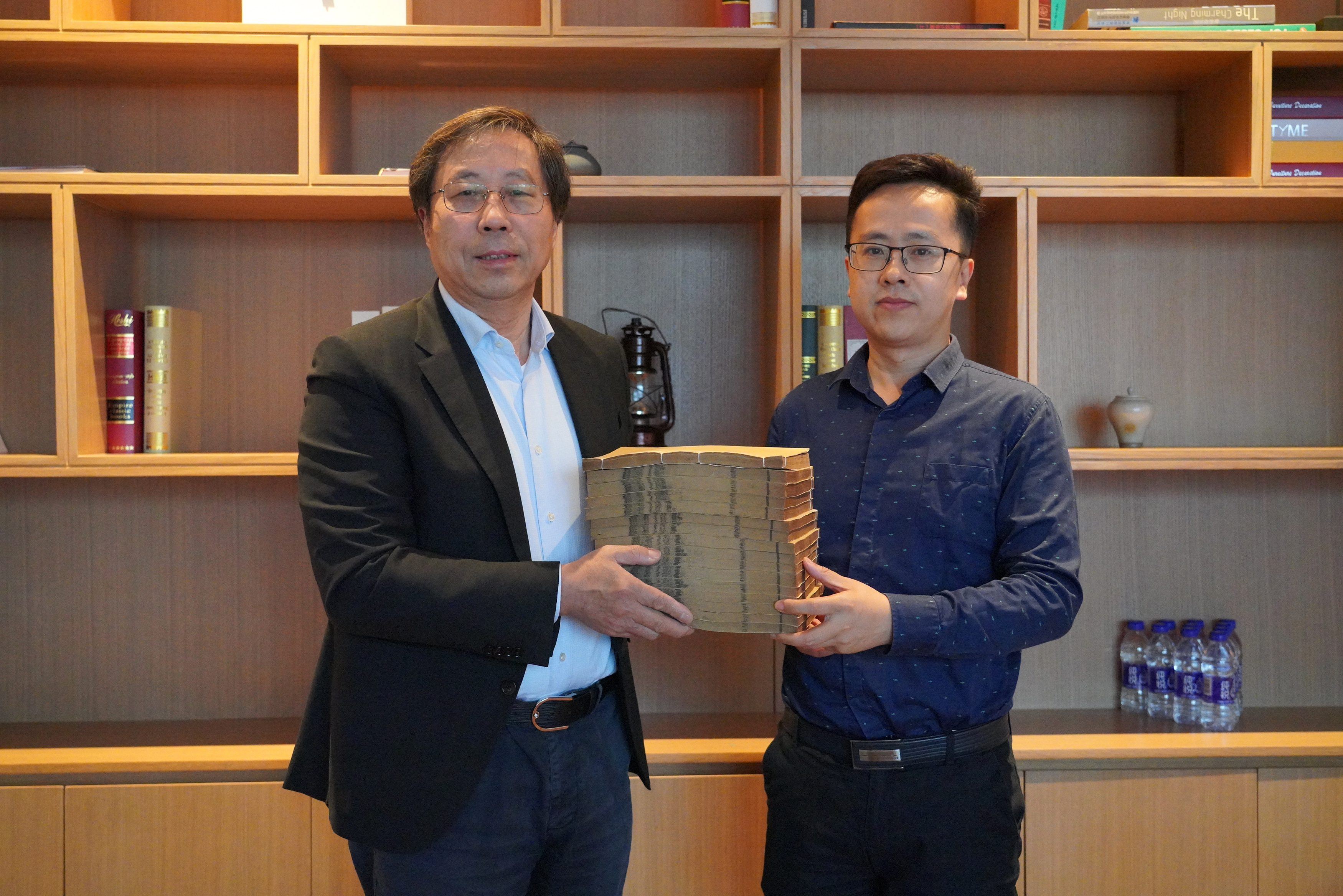 錢江董事長(zhǎng)捐贈(zèng)古籍助力南潯區(qū)博物館建設(shè)