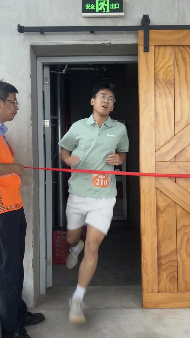 塔下再聚首 攀登勢(shì)正雄——巨龍電梯試驗(yàn)塔第六屆登高跑開賽 塔下再聚首 攀登勢(shì)正雄——巨龍電梯試驗(yàn)塔第六屆登高跑開賽