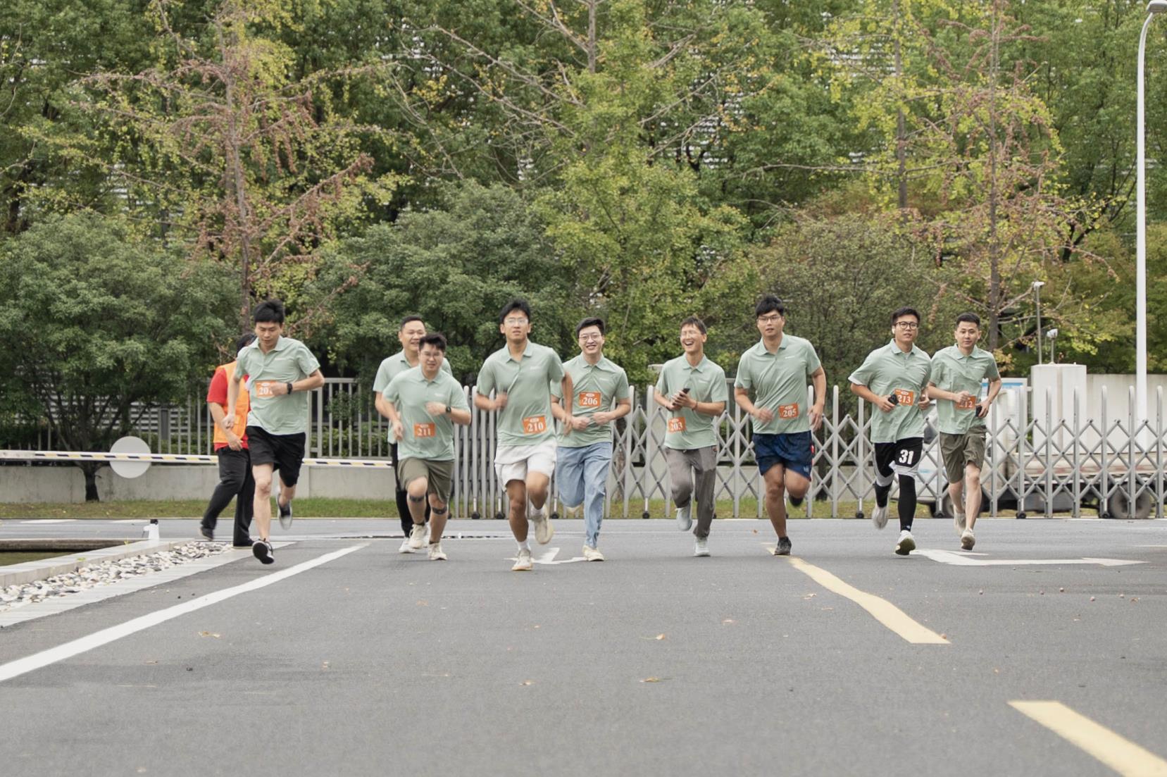 塔下再聚首 攀登勢(shì)正雄——巨龍電梯試驗(yàn)塔第六屆登高跑開賽 塔下再聚首 攀登勢(shì)正雄——巨龍電梯試驗(yàn)塔第六屆登高跑開賽