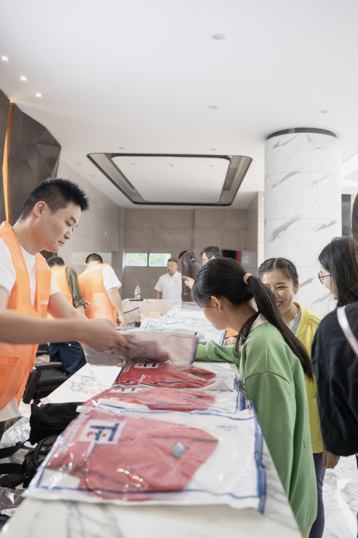 塔下再聚首 攀登勢(shì)正雄——巨龍電梯試驗(yàn)塔第六屆登高跑開賽 塔下再聚首 攀登勢(shì)正雄——巨龍電梯試驗(yàn)塔第六屆登高跑開賽