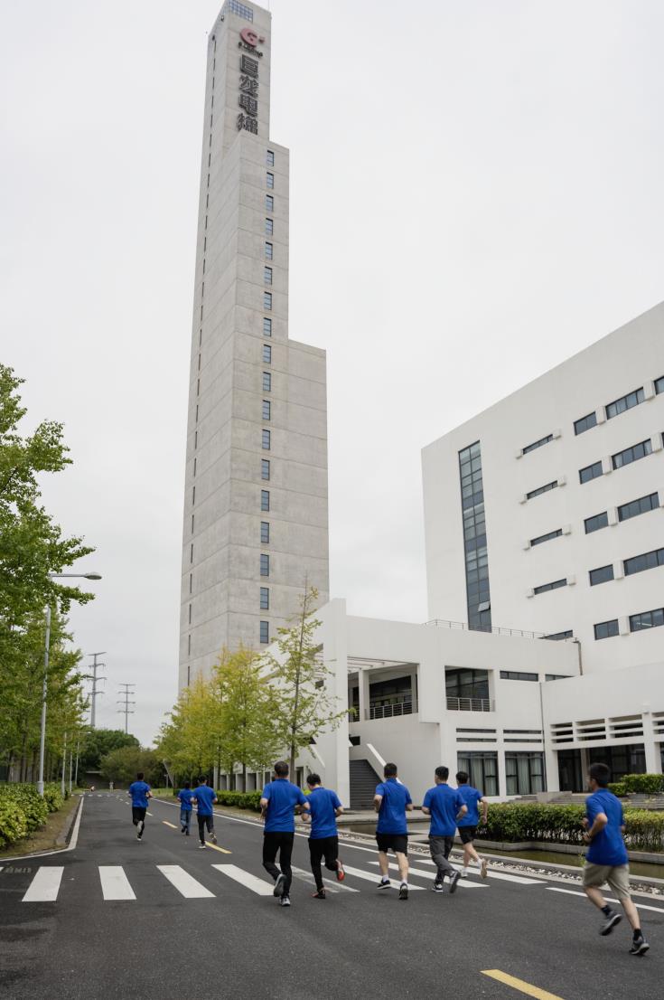 塔下再聚首 攀登勢(shì)正雄——巨龍電梯試驗(yàn)塔第六屆登高跑開賽 塔下再聚首 攀登勢(shì)正雄——巨龍電梯試驗(yàn)塔第六屆登高跑開賽